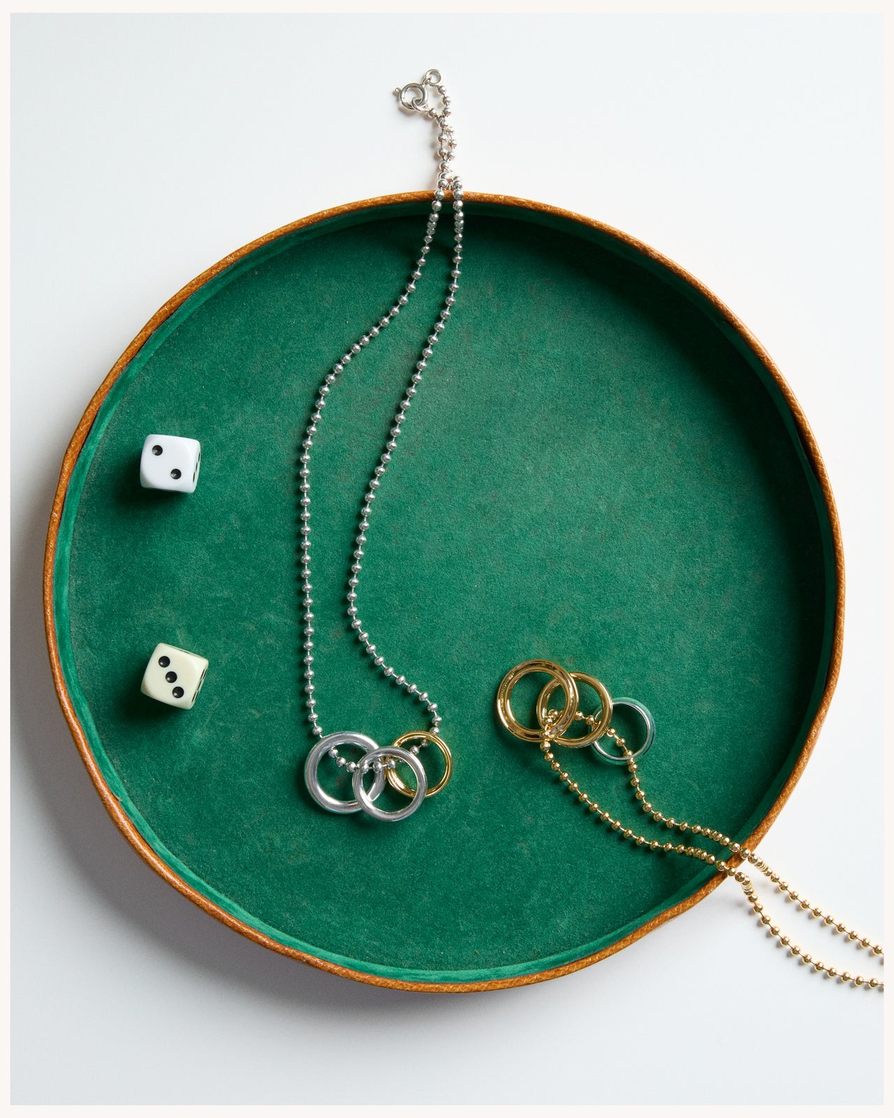 VARIATIONS. LE COLLIER TRIPLE ANNEAUX